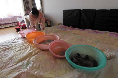霍山楼上漏水，住户失联，小区没物管，业主维权难！律师来支招……